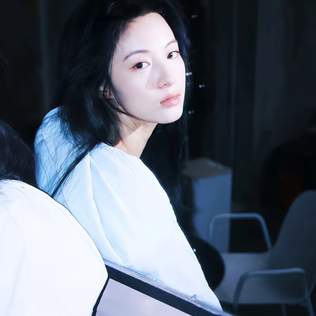想踢沉迷男的女人